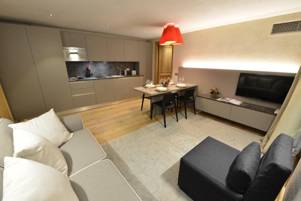 אאוסטה Le Reve Charmant Apartments - Via Sant'Orso,2 מראה חיצוני תמונה
